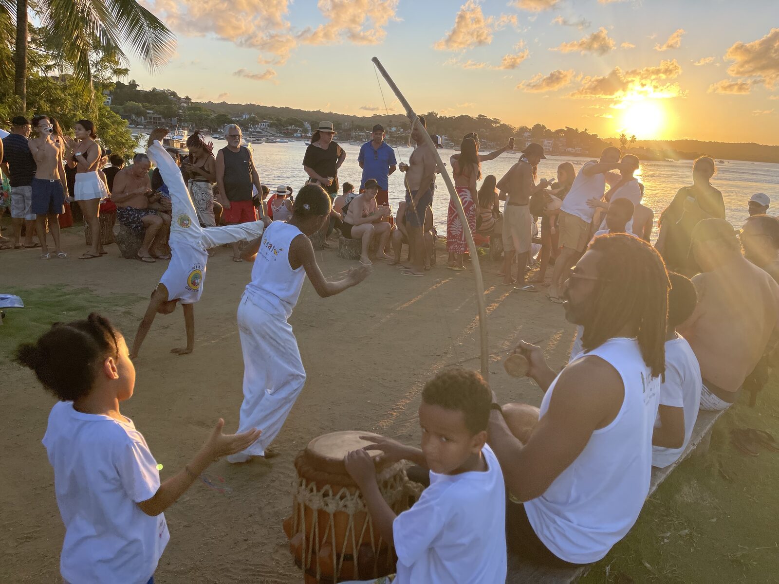 Capoeira roda at sunset on the beach in Itacaré, Bahia — Tribo Bahia Mirim mestre Bico Duro and the kids